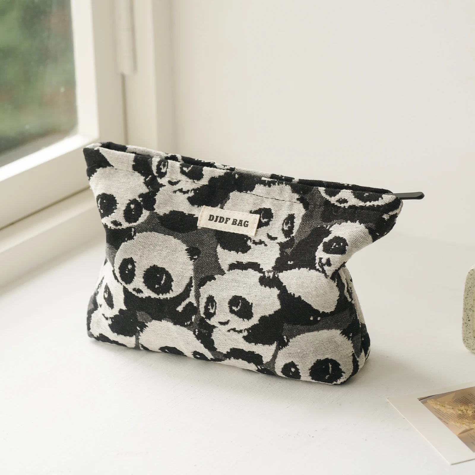 Women\'s Cosmetic Bag Black & White Panda Portable Lipstick Mobile Phone Cosmetic Storage Bag Commuter Clutch Travel Amenity Bag