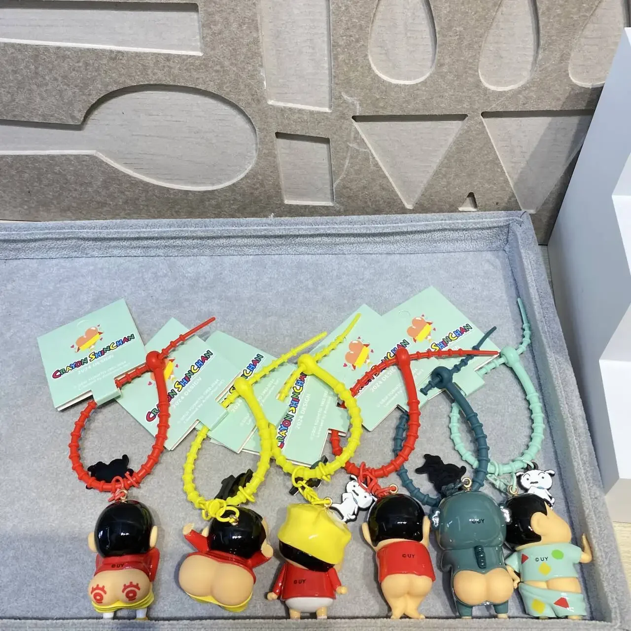 Bandai Crayon Shin-Chan Schlüsselanhänger Anime Figuren Schüchterne und lustige Serie Anhänger Cartoon Auto Schlüsselanhänger Kinderspielzeug Fans Geschenk Ornament