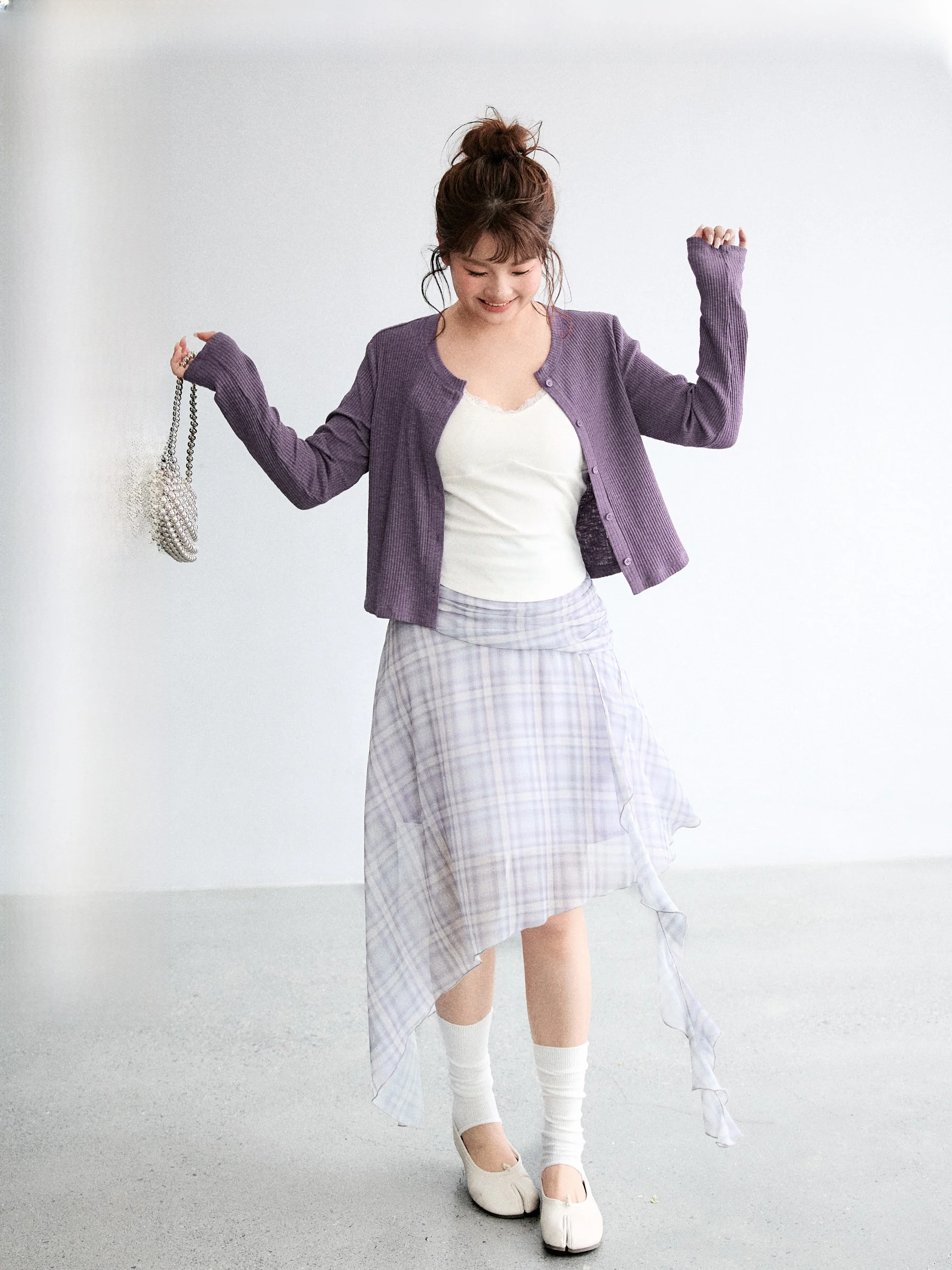 

Вязаный кардиган больших размеров и юбка с вырезом халтер в лавандовом цвете от Jululook. Модный весенне-летний наряд.