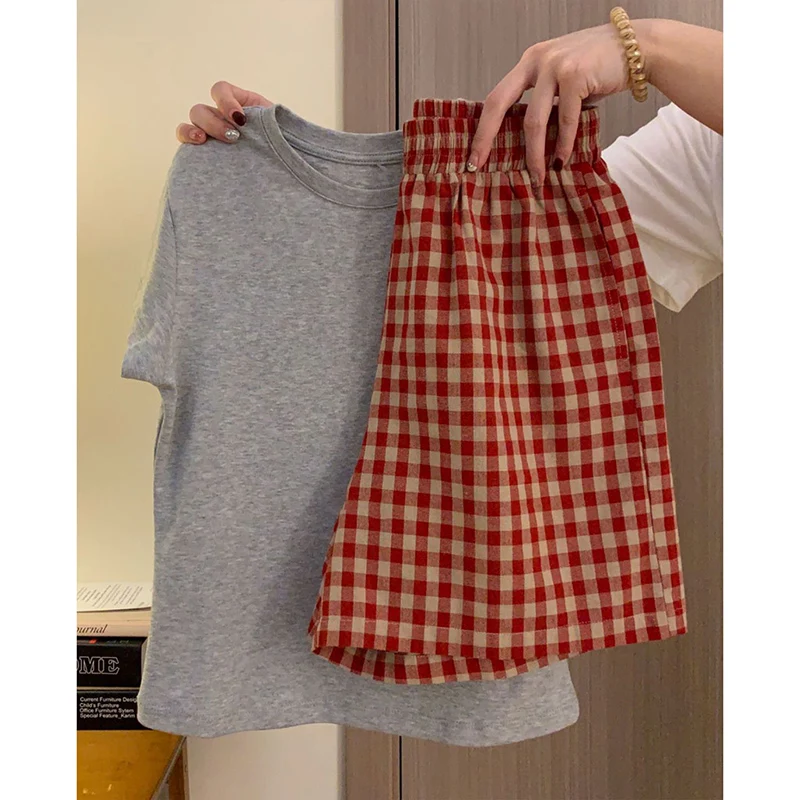 

Летний комплект из двух предметов для женщин больших размеров: модная футболка с коротким рукавом и утягивающим эффектом, шорты в клетку, трендовый круглый вырез, студенческий стиль.