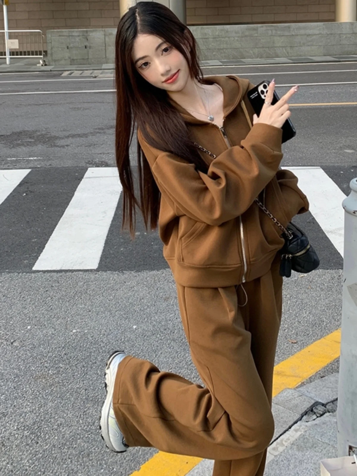 

Комплект из двух предметов: коричневая толстовка и широкие брюки больших размеров (до 300 фунтов) для женщин, весна-осень, повседневная спортивная одежда, модный стиль