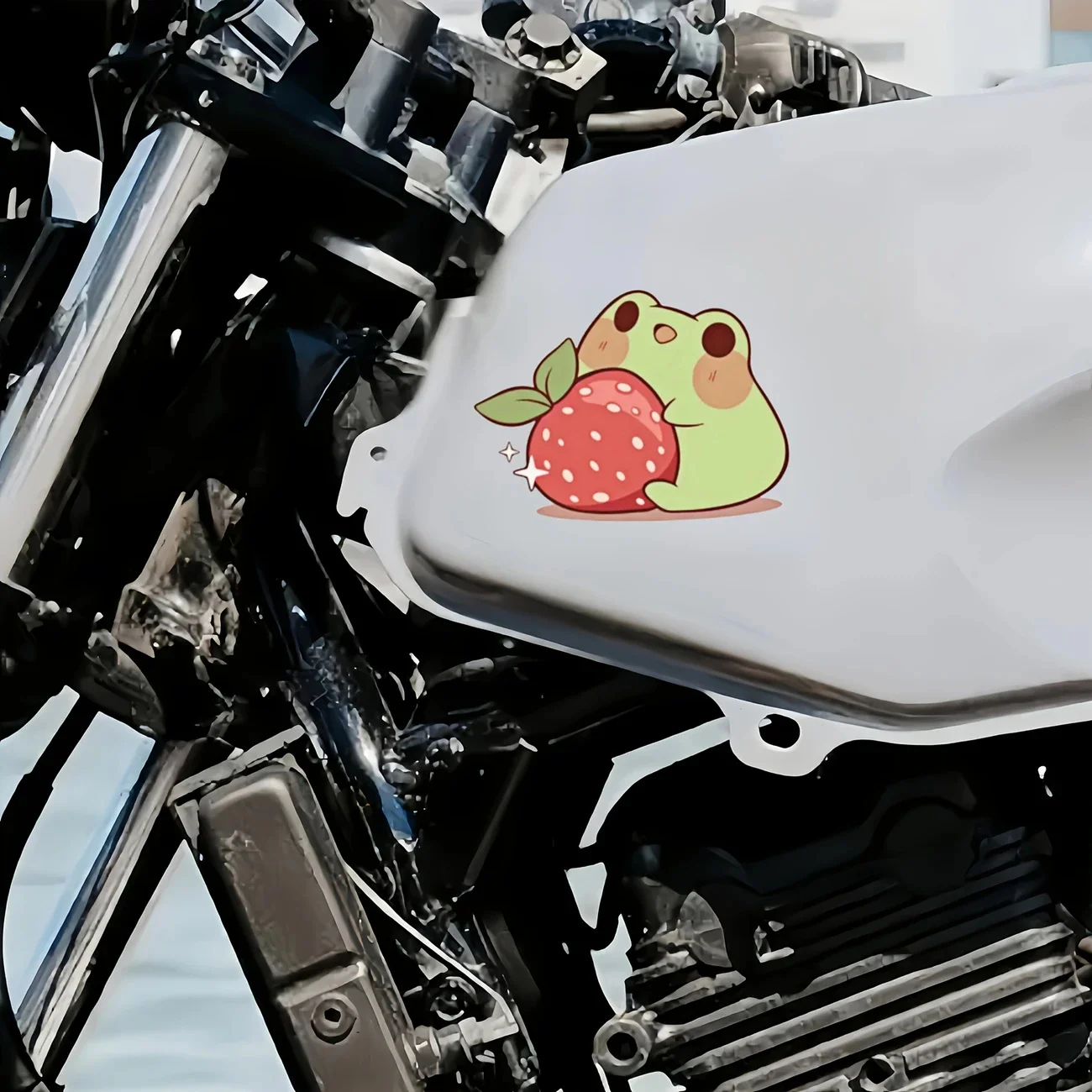 ملصق تزيين السيارة المقاوم للماء على شكل ضفدع صغير يحمل الفراولة، مناسب للسيارات وأجهزة الكمبيوتر المحمولة والمصدات والخوذات والنوافذ الزجاجية