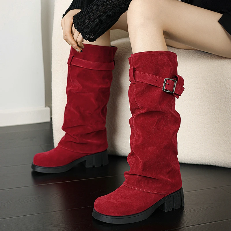 

Винно-красные, коричневые, из искусственной замши, плиссированные зимние мотоциклетные ботинки на платформе и высоком квадратном каблуке для женщин, обувь в стиле вестерн