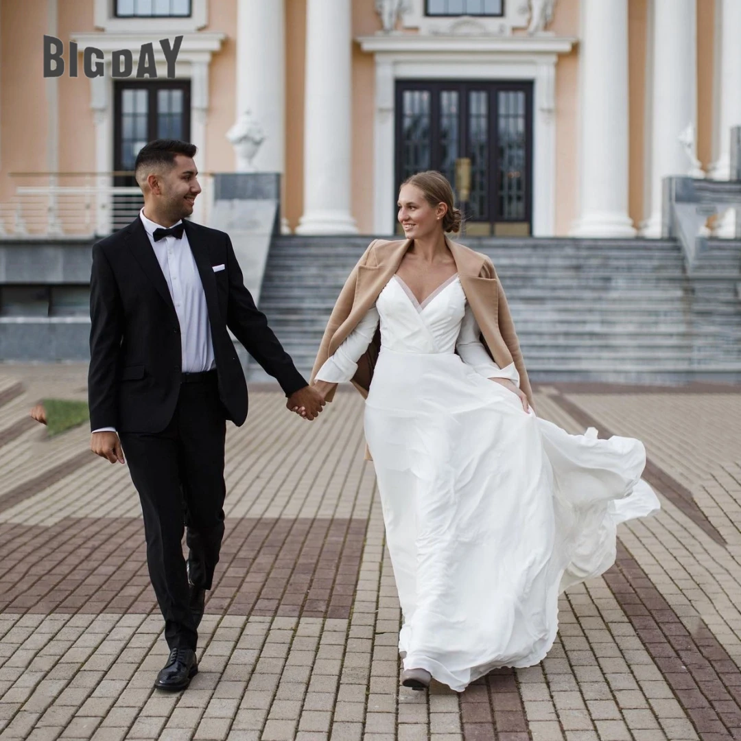 Robe de mariée A-Line à col en V pour femmes, appliques en dentelle à manches longues, train de balayage, robe de mariée exquise, robe de plage, tout ce qui est éducatif, 2024