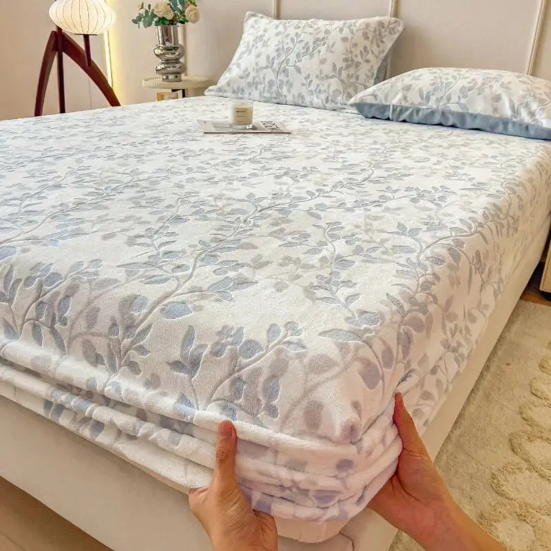 

Fully Matte Lustrous Soft Milk Fluff Bed Cover Thickened And Warm Floral Mattress Cove