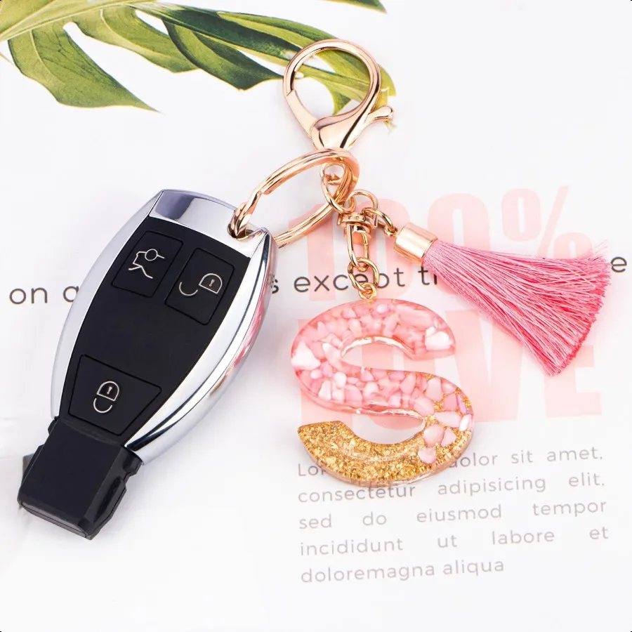 Suweibuke lindos llaveros rosas para mujeres niñas llaveros con letras iniciales con dijes de borlas para llaves monedero bolsos mochilas