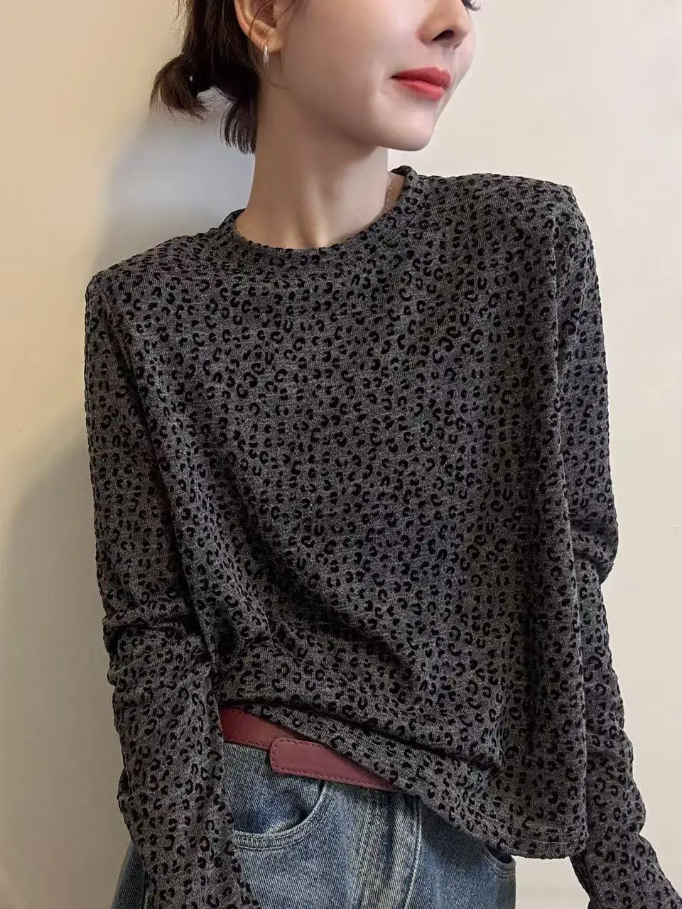 

Футболка большого размера с леопардовым принтом, длинным рукавом и круглым вырезом, из бархатной ткани, модная, в корейском стиле, свободного кроя, для ношения под одеждой.