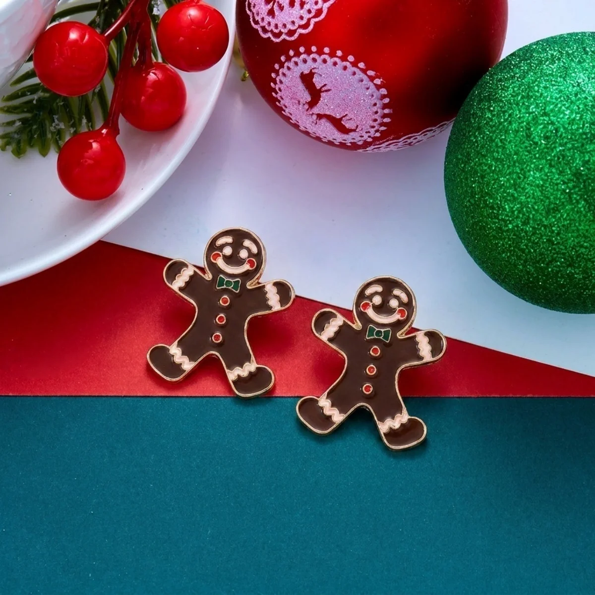 Lustige Ohrstecker mit simulierten Perlen und Weihnachts-Lebkuchenmann-Motiv für Damen, kreative Acryl-Ohrringe mit winkenden Lebkuchen-Männchen, Schmuck – Detail 29