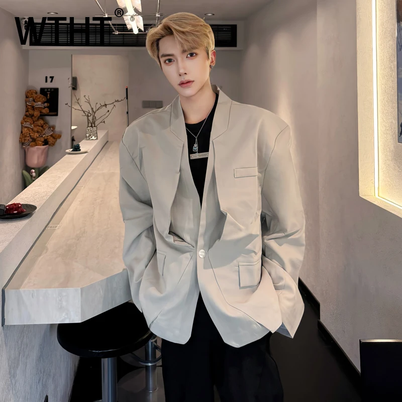 

WTHT Fashion Men's Spliced Fake Two-pieve Design Blazer Coats Trendy 2025 Autumn Single Buckle Stand Collar Jackets Male 2A2116
