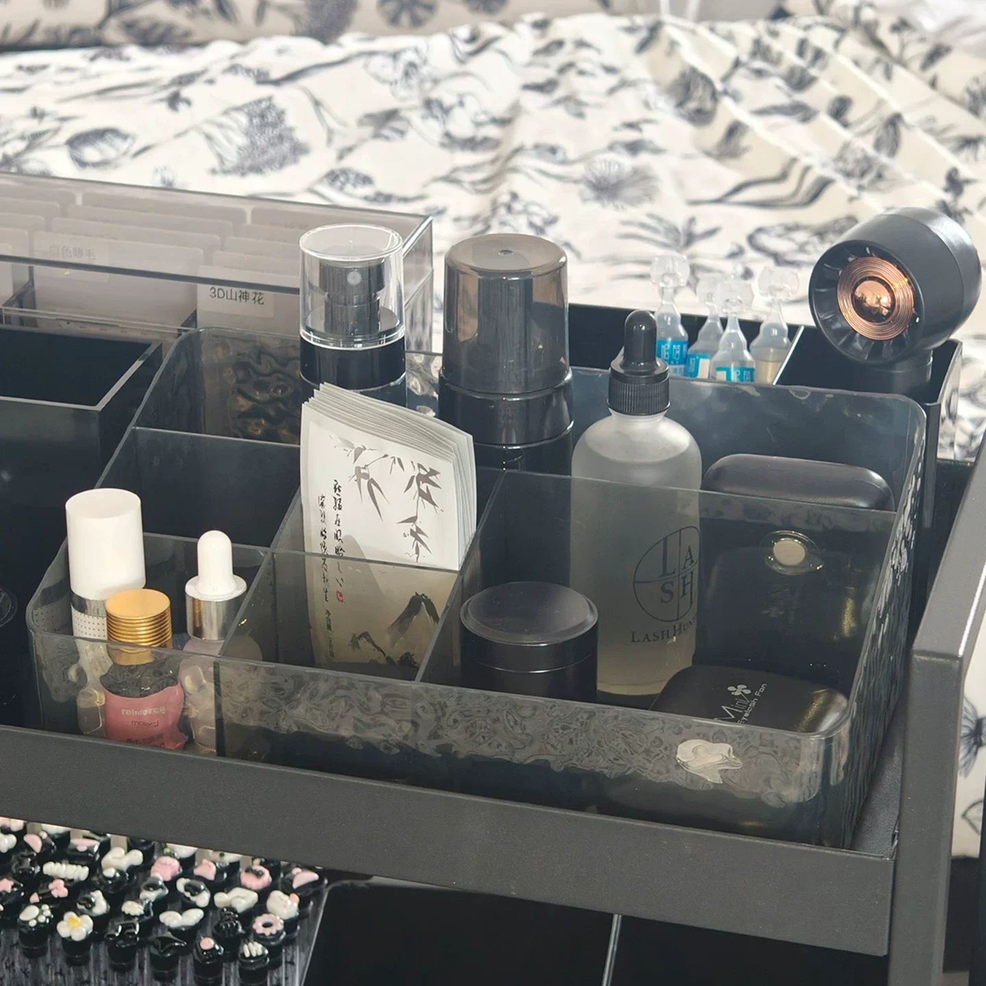 Mehrteilige Aufbewahrungsbox mit Wasserwellen-Design für Wimpernverlängerungen, geteilter Schreibtisch-Organizer für Kosmetik und Wimpern-Schönheitswerkzeuge – Detail 5