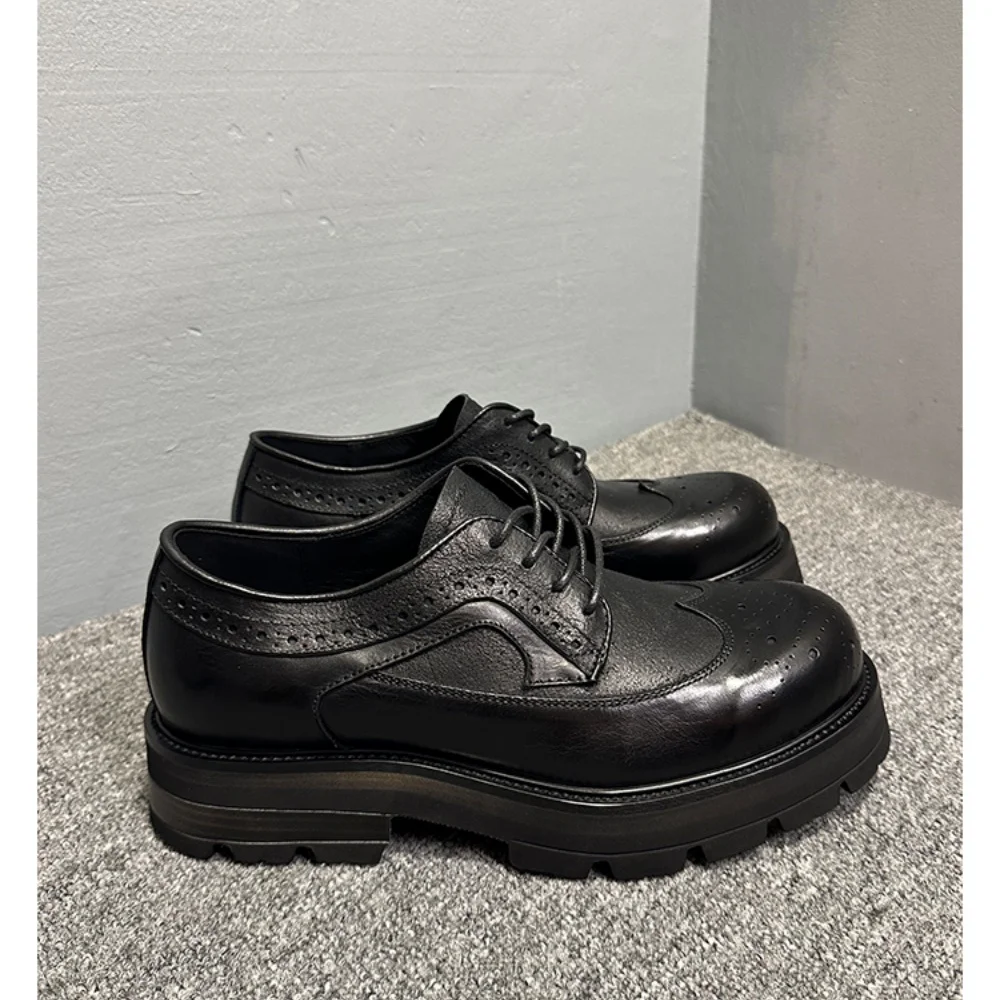 

New British retro brocade patterned round-toe thick-soled business casual leather shoes for men, trendy style.