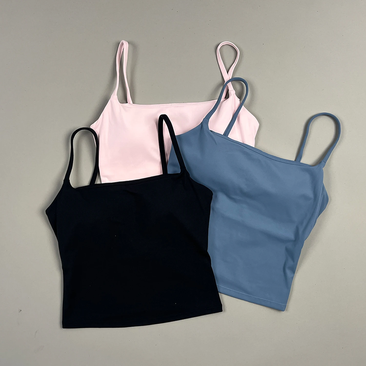 Softmotion المرأة Strappy رفع الرياضة تانك القمم منتصف سترة اليوغا حمالة صدر رياضية تجريب الجري الصالة الرياضية سترة لياقة بدنية عادية