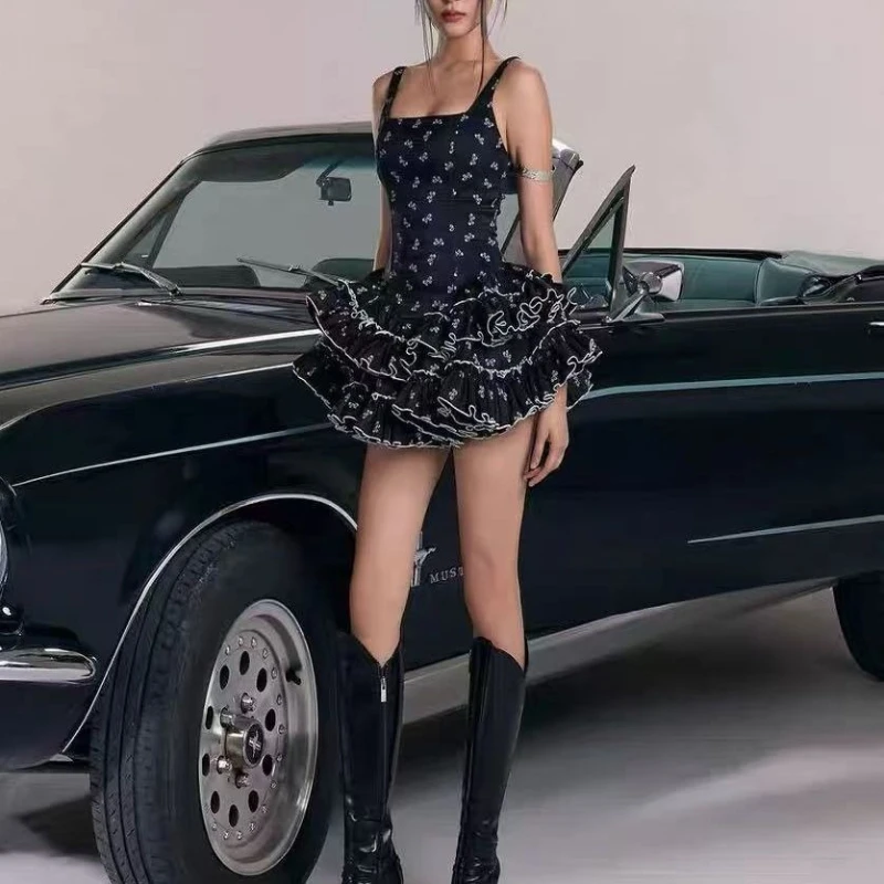 Robe Courte Cami Élégante et Sexy à Imprimé Floral Noir Style Français avec Volants Superposés, Coupe Ajustée, Col Carré pour Femme – Idéale pour Soirées, Clubs et Tenues Quotidiennes