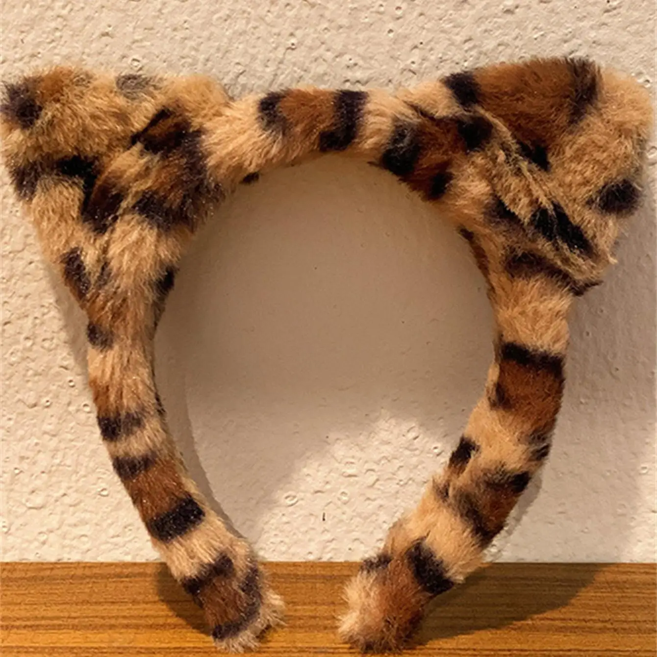 Cute leopard-print cat ear plush headband for women\'s face in winter special facial mask hair pressing hair hair accessories