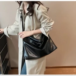 Autumn and winter large-capacity shoulder bag new soft tatami wind crossbody bag black senior sense Tote handbag