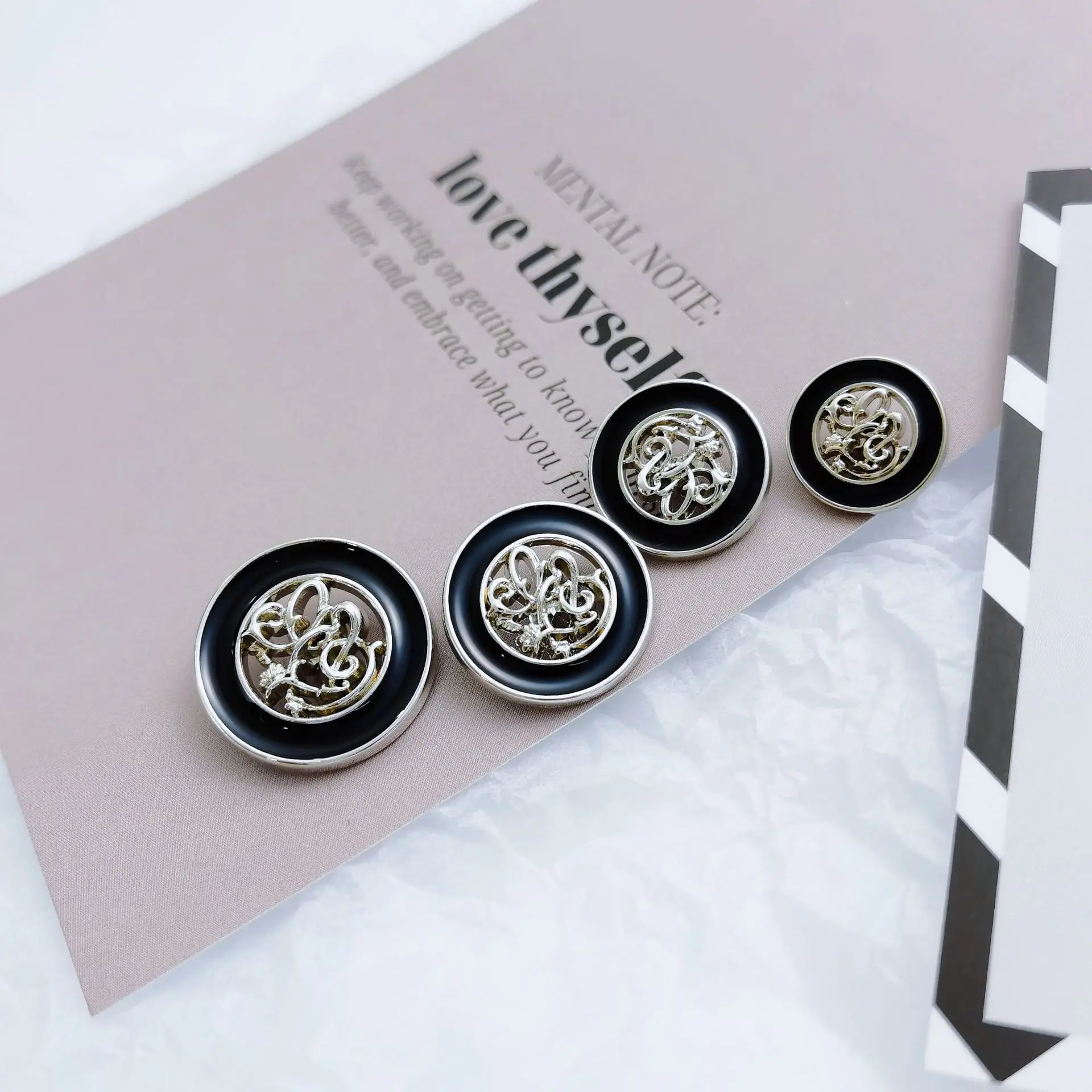 10szt 15mm 18mm 20mm 23mm Lexury Hollow Round White Black Metal Button Sewing Coat Jacket Sweater Buttons