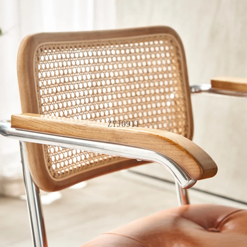 Haushalts-Bürostuhl aus Rattan. Moderner, einfacher, anhebbarer Computerstuhl aus Rattan