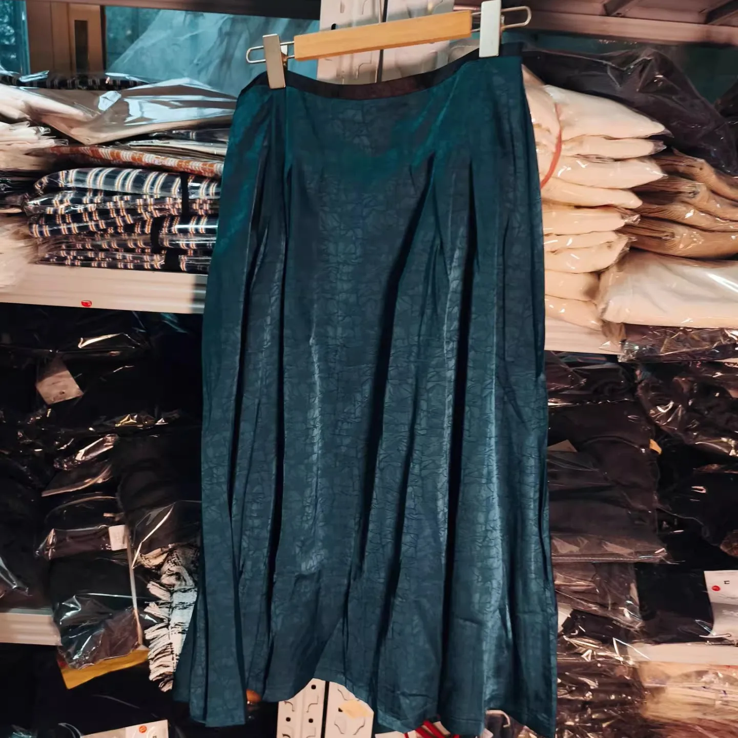 تنورة نسائية عالية الخصر على شكل حرف a ميدي من الساتان بطيات f نمط سلحفاة للجسم للتنقل فضفاضة تناسب لون نقي ربيع 2025 #2