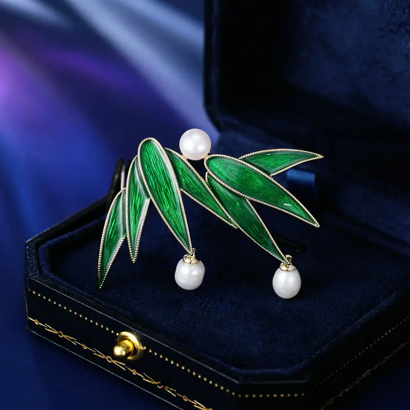 Um grande acessório Hanfu, sofisticado e retrô com um estilo tradicional chinês, um broche de folha de bambu simbolizando a paz e a segurança