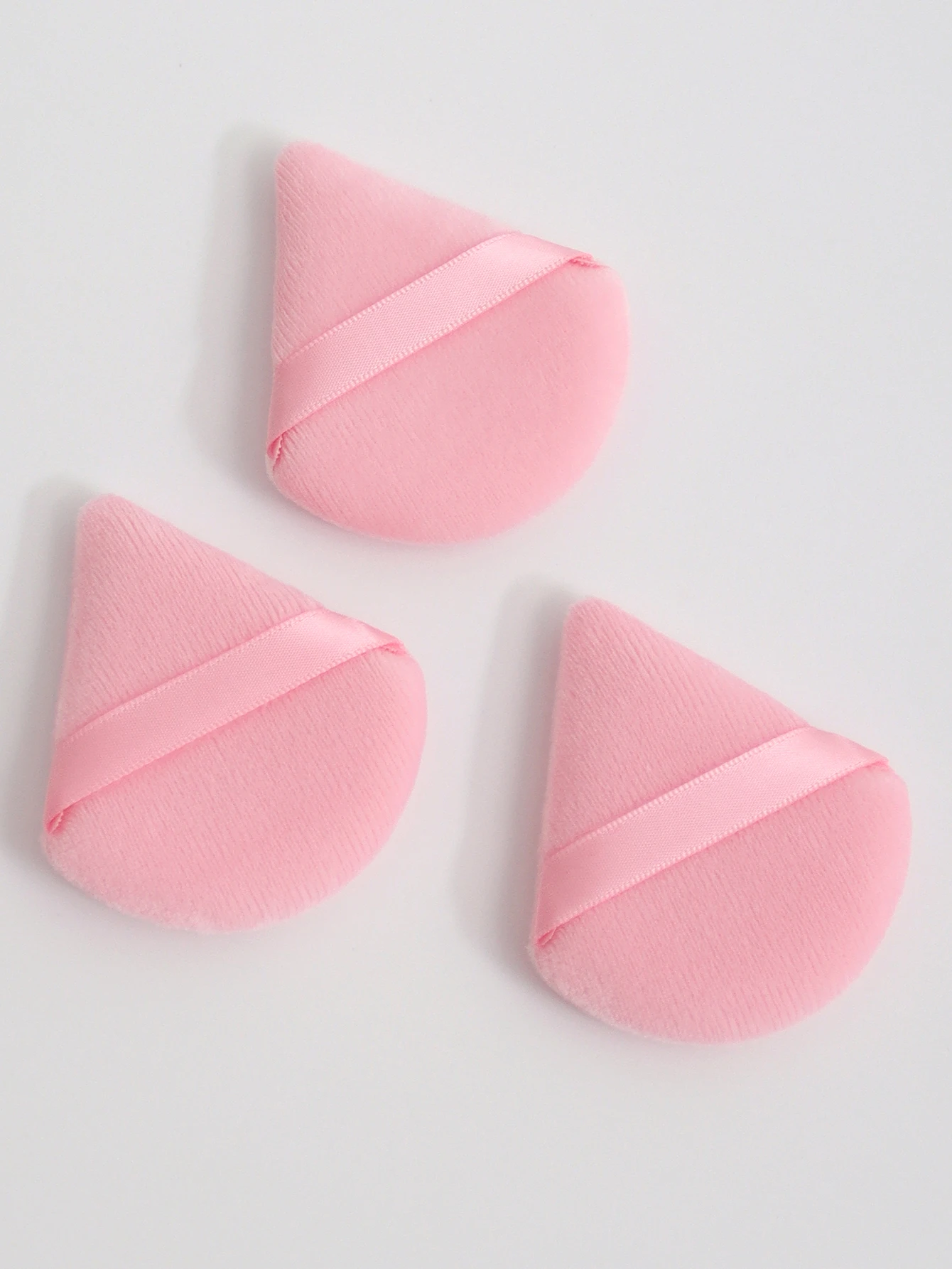 Trójkątny puder w pudrze, 20-40 sztuk, służy do nakładania pudru sypkiego i delikatnie dociskania go na twarz, aby uzyskać efekt utrwalenia makijażu.