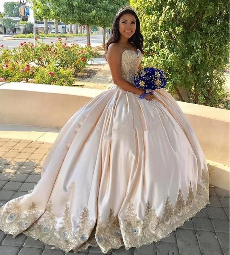 فساتين Quinceanera الفاخرة من الدانتيل الشامبانيا الحلوة 16 2025 ثوب حفلة كريستالي من الساتان حفلة تنكرية فيستدوس 15 أنوس فساتين حفلات مخصصة