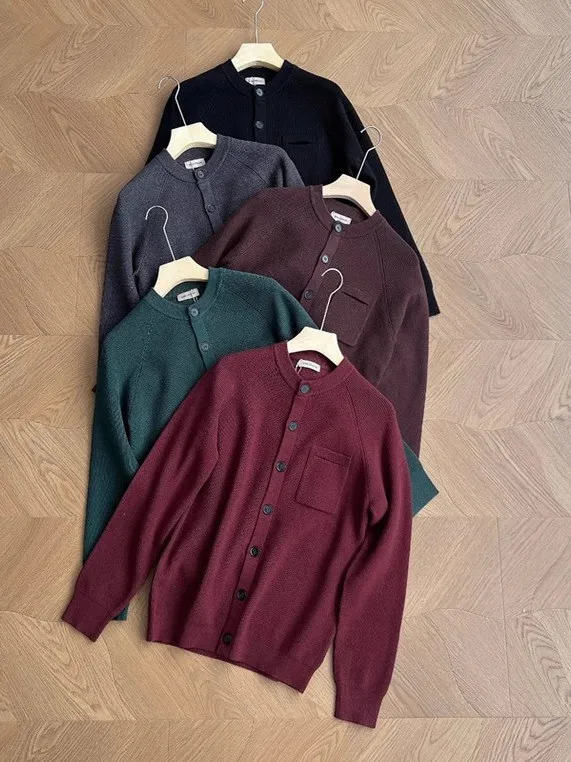 

Новый ретро-кардиган 2025 года в гонконгском стиле, однотонный вязаный свитер с воротником «Генри», модный, для молодых мужчин