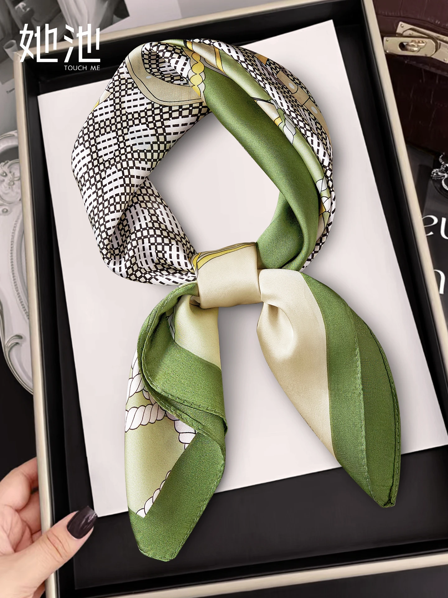 エレガントでファッショナブルな花柄シルクスカーフ韓国スタイル春の新作レディーススクエアスカーフフレッシュビジネススタイルグリッドパターン