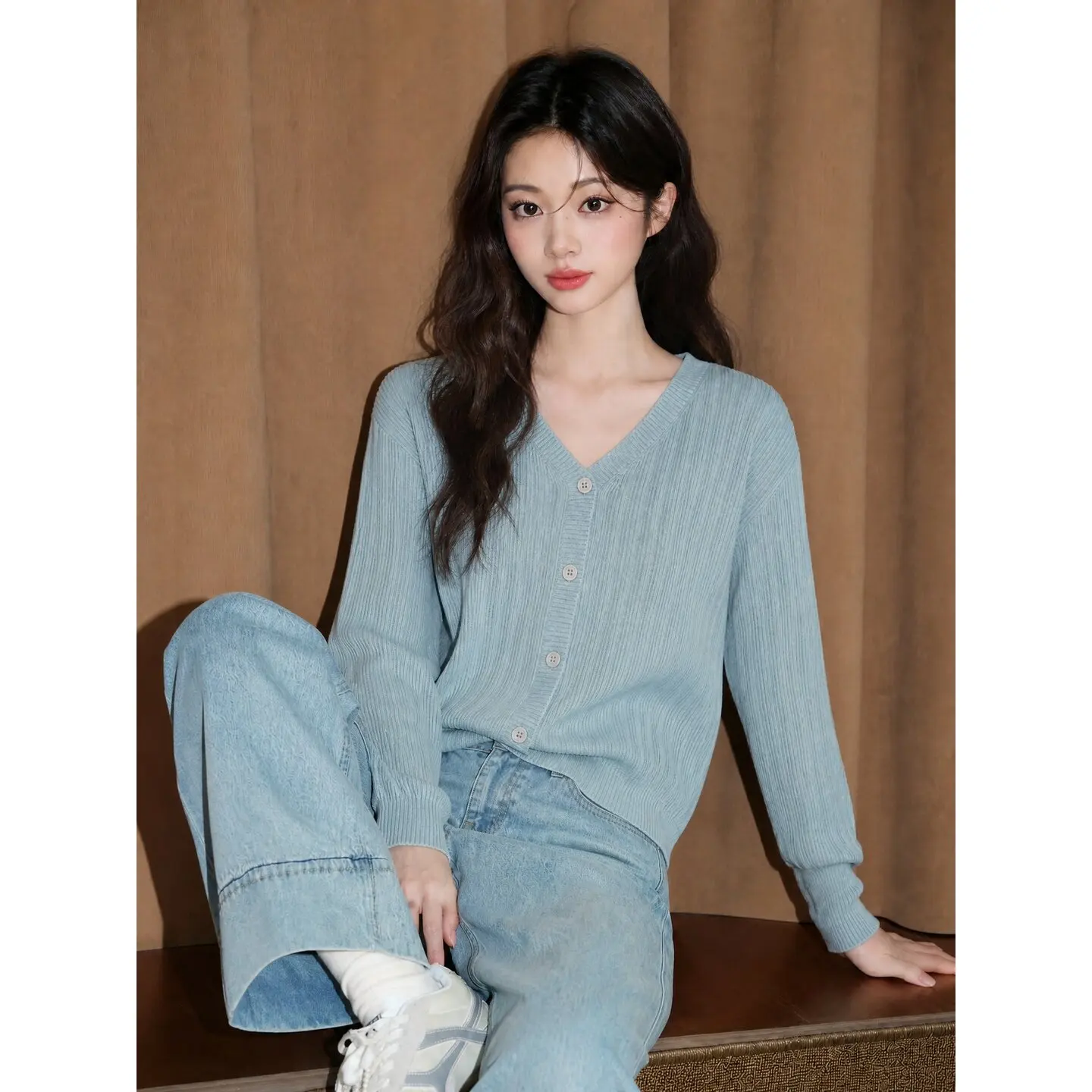 The design feels foggy, blue and slim. Cashmere knit cardigan is light and familiar, and the niche doesn't hit the top.