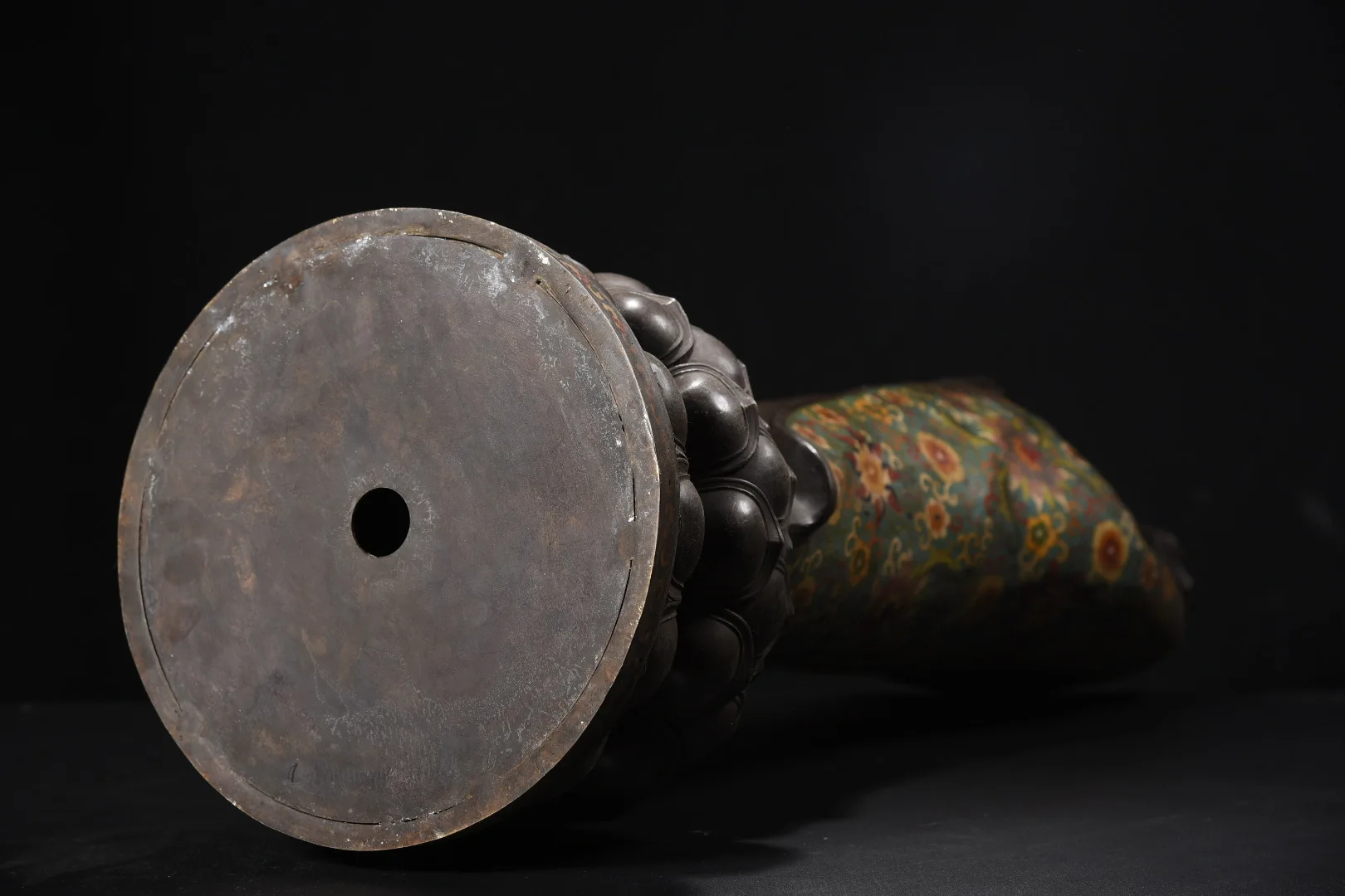 

32-дюймовая непальская старинная бронзовая статуя Гуаньинь Бодхисаттвы с эмалью в технике клуазоне, изображающая Будду на лотосе, для зала поклонения.