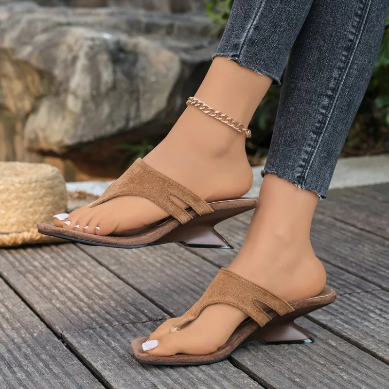 

2026 New High-End Niche Design Toe-Post Flip-Flop Sandals with Wedge Heel, Open Back, High-End Fashion and Versatile