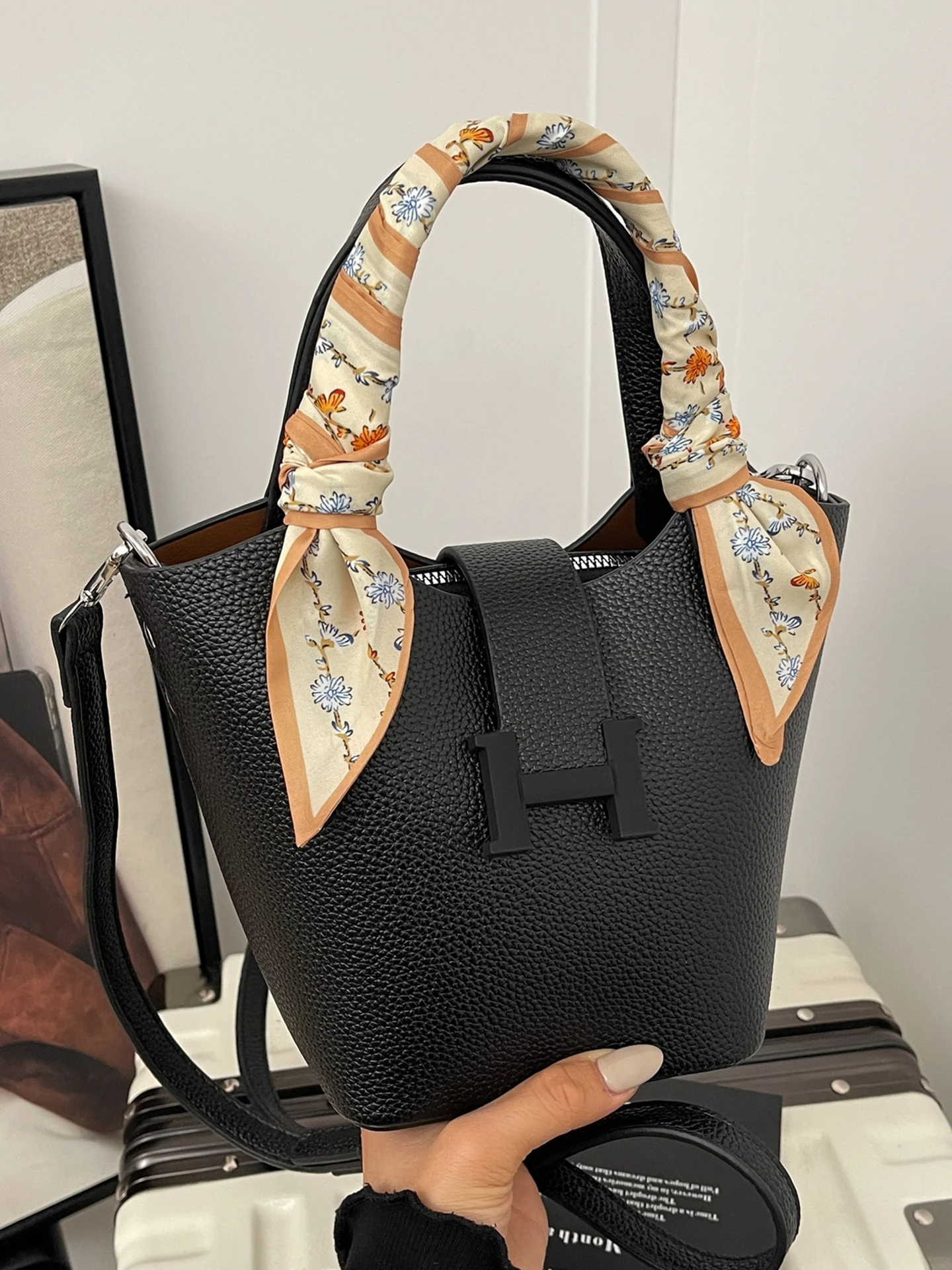 Premium Litchi Pattern Handheld Basket Bag Crossbody Bag Versatile Sli New 2025 Magnetic Bule Closure Soft PU Leather