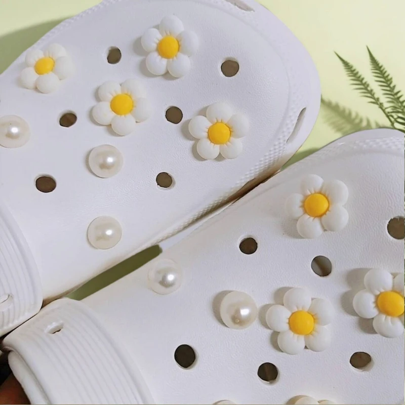 14PCS Fashion Shoe Charms Set Accessories Hole Shoe Buckle Cute White Daisy ABS Shoes Decorations for Sandals Beach Bag DIY Gift