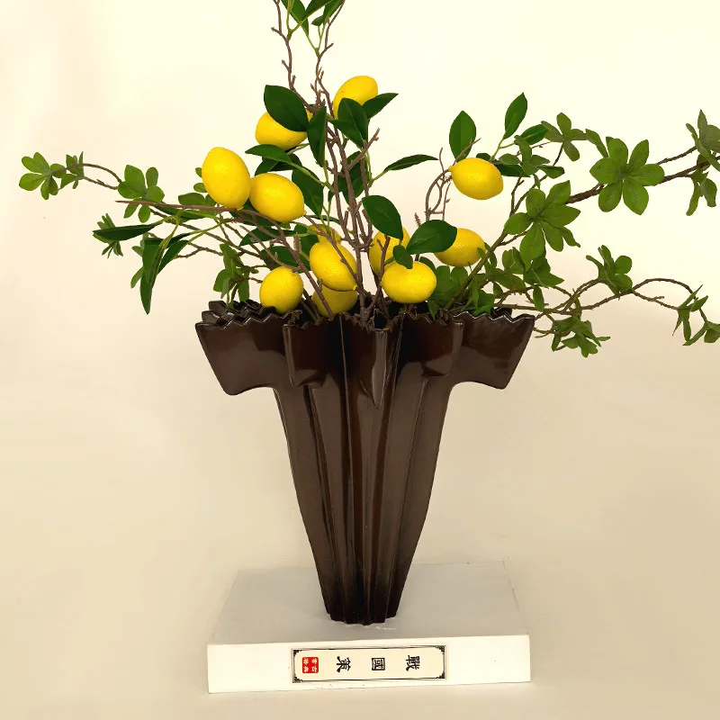 Retro ceramic vase ornament