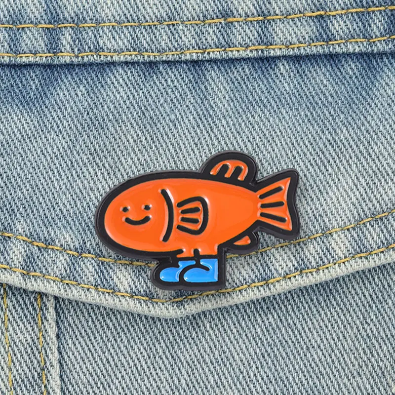 Broches de esmalte de pez dorado con zapatos azules, insignias de solapa de pez caminando, accesorios de joyería de animales de dibujos animados, regalos para amigos