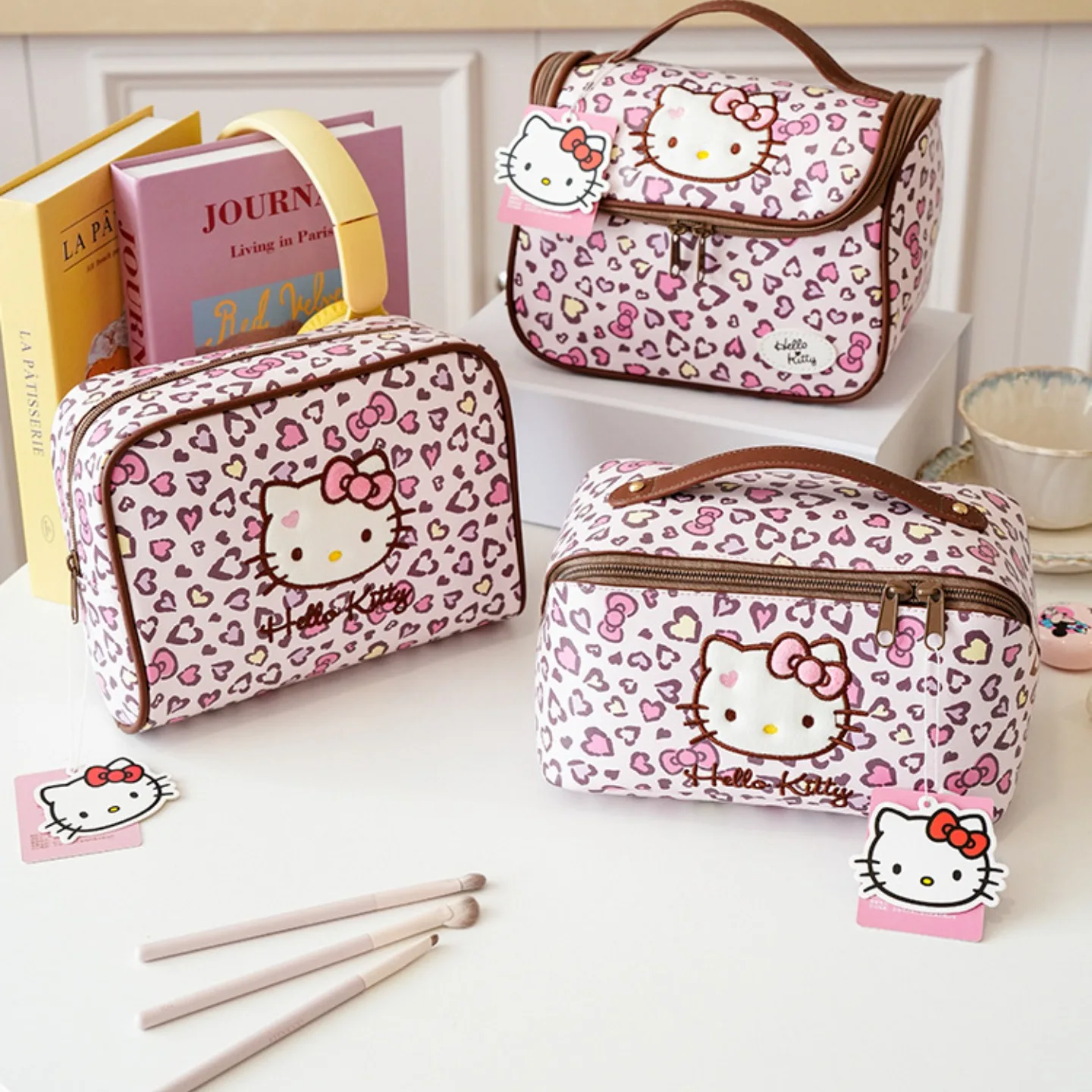 Image of Sanfte rosa Leopardenmuster Hello Kitty bestickte Aufbewahrungstasche, multifunktionale tragbare Reise-Kulturtasche, große Kapazität