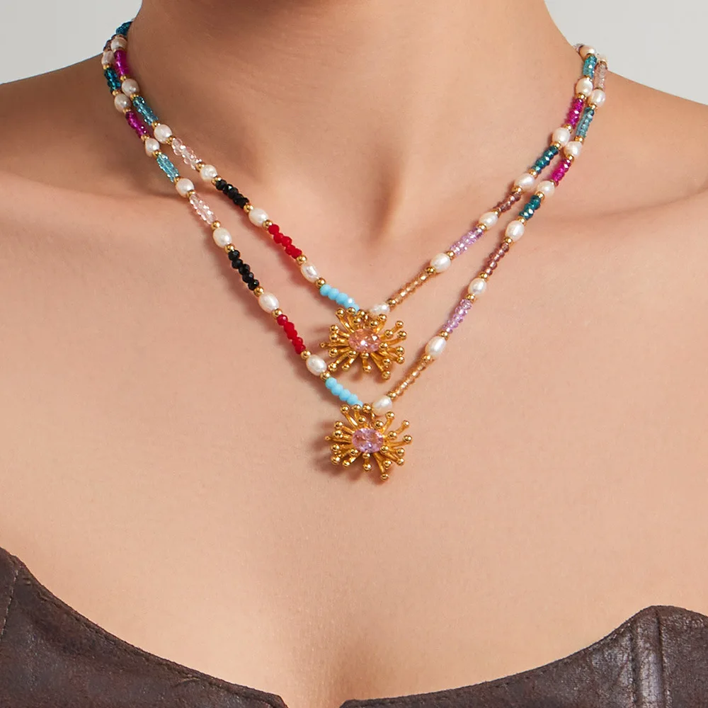 

Dopamine-Colored Natural Stone Freshwater Pearl Beaded Necklace with Fresh Sweet Floral Pendant Stainless Steel Clavicle Chain