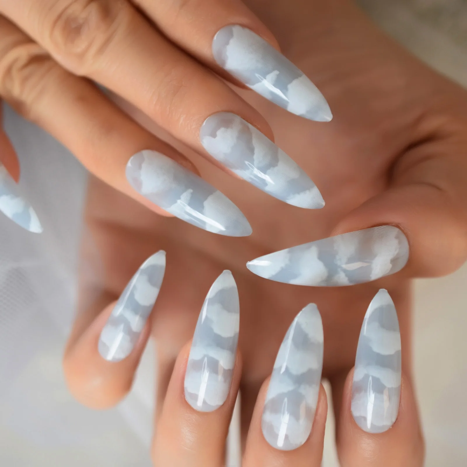 Puntige nep-nageltips met ontwerpen Lange stiletto-hemel Witte wolken Nagels Franse set manicure-nagelkunst