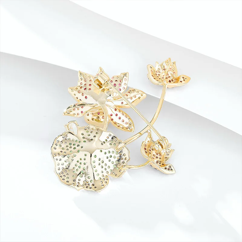 この中国風の銅象嵌ジルコン蓮の葉のブローチは、女性に豪華で壮大でエレガントでハイエンドの魅力を放ちます。