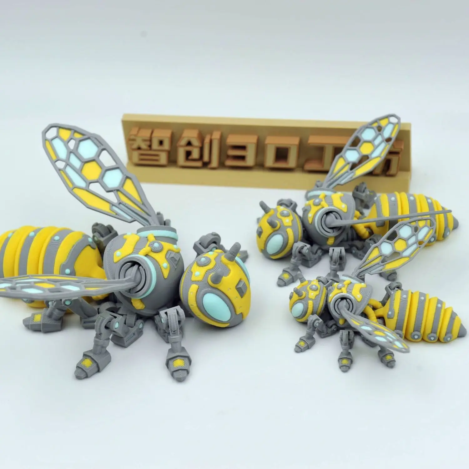 

Cyberpunk Mechanical Bee Toy - 3D Printed Poseable Android Insect with Detachable Wings, Creative Mecha Model Kit & Desk Decor