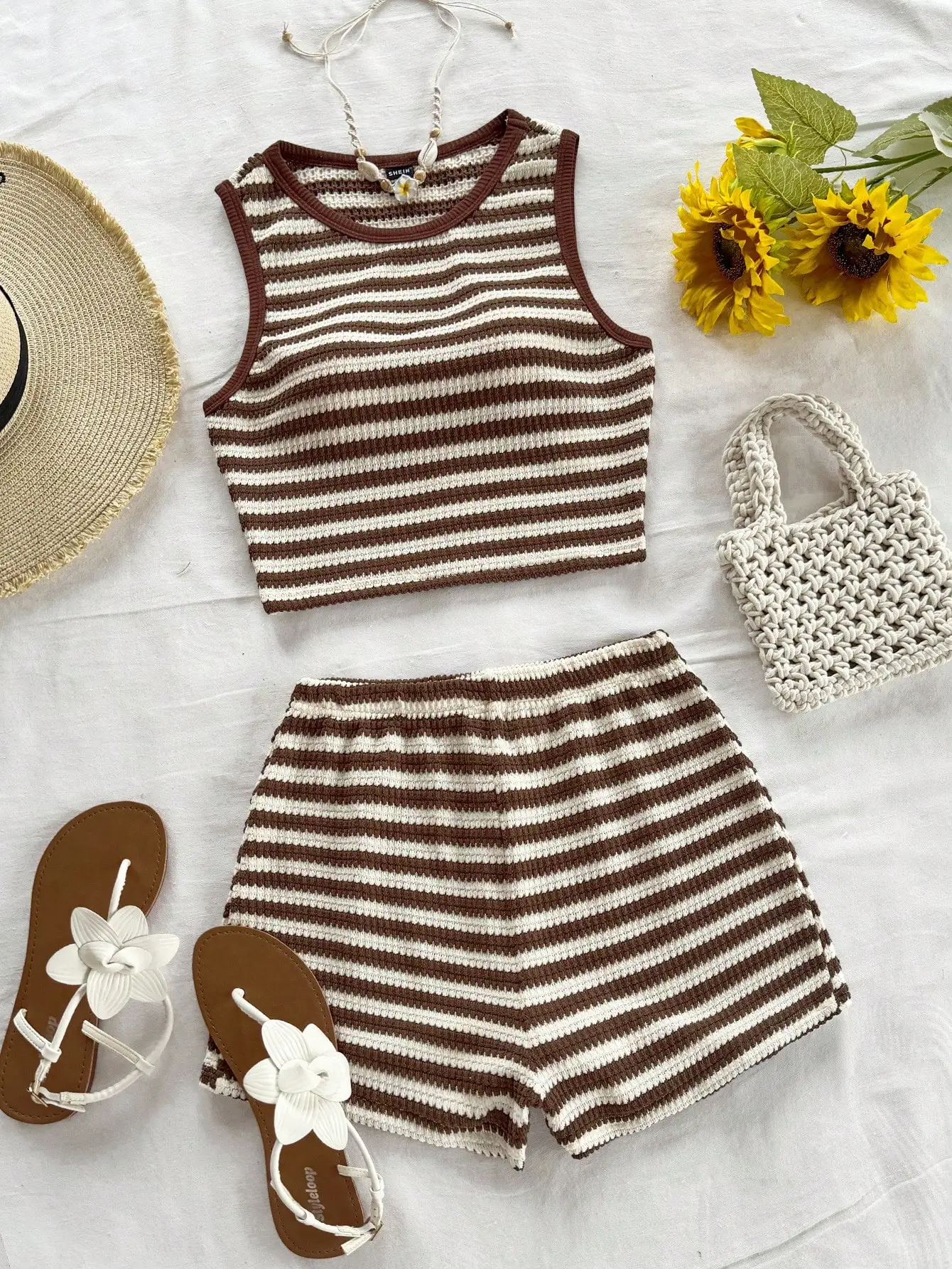 

Женский комплект: полосатый вязаный кроп-топ и шорты с эластичной талией