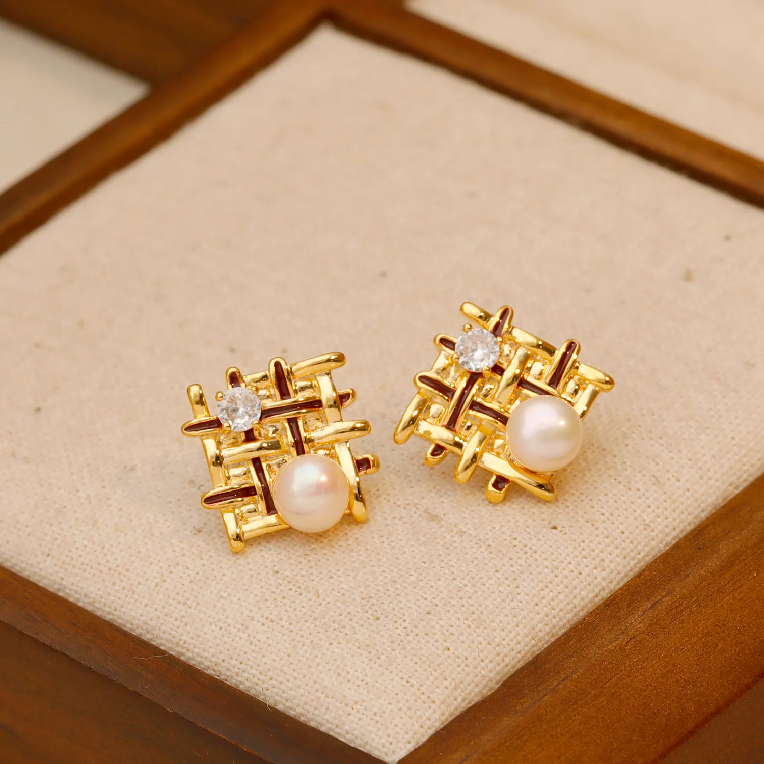 

2025 New Fashion High Color Matching Pearl Earrings Personality Temperament Unique Design Woven Net Ear Stud Luxury Women Jp