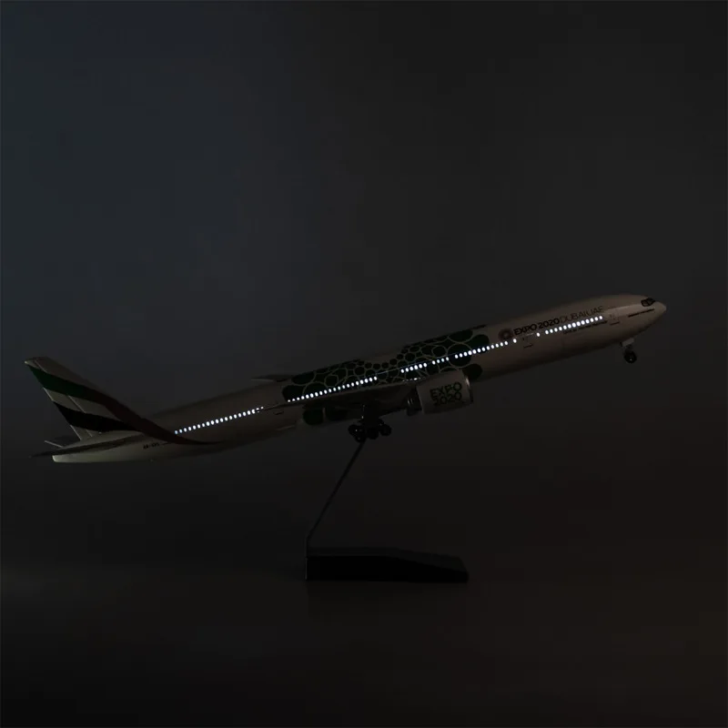 B777 الإمارات العربية المتحدة Expo ثابت نموذج طائرة زخرفة مع أضواء وعجلات محاكاة لعبة أطفال لعب مركبة لهدية عيد ميلاد