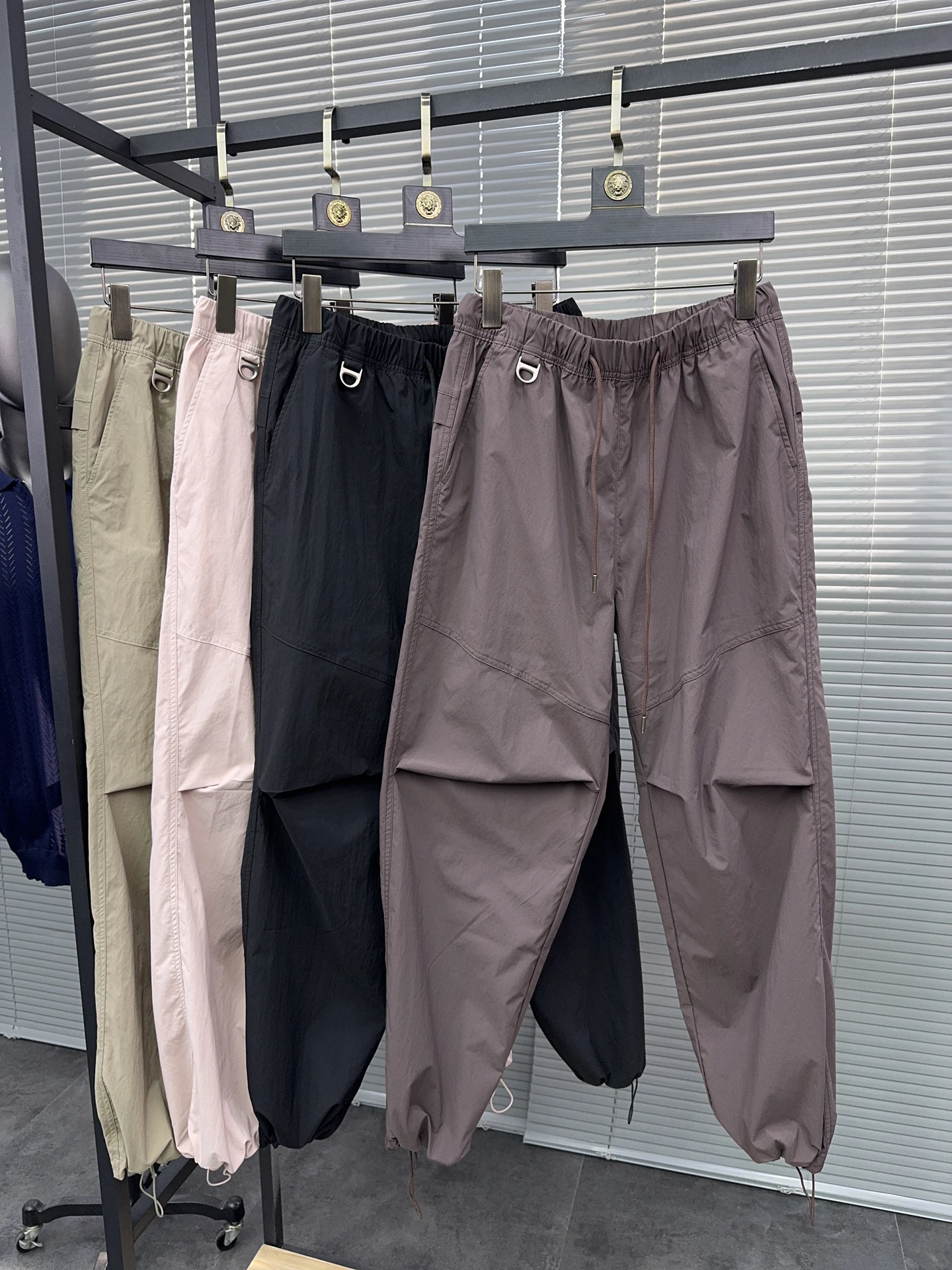 

Svip мужские летние легкие дышащие повседневные брюки из ледяного шелка с манжетами модные облегающие зауженные брюки Urban Sle