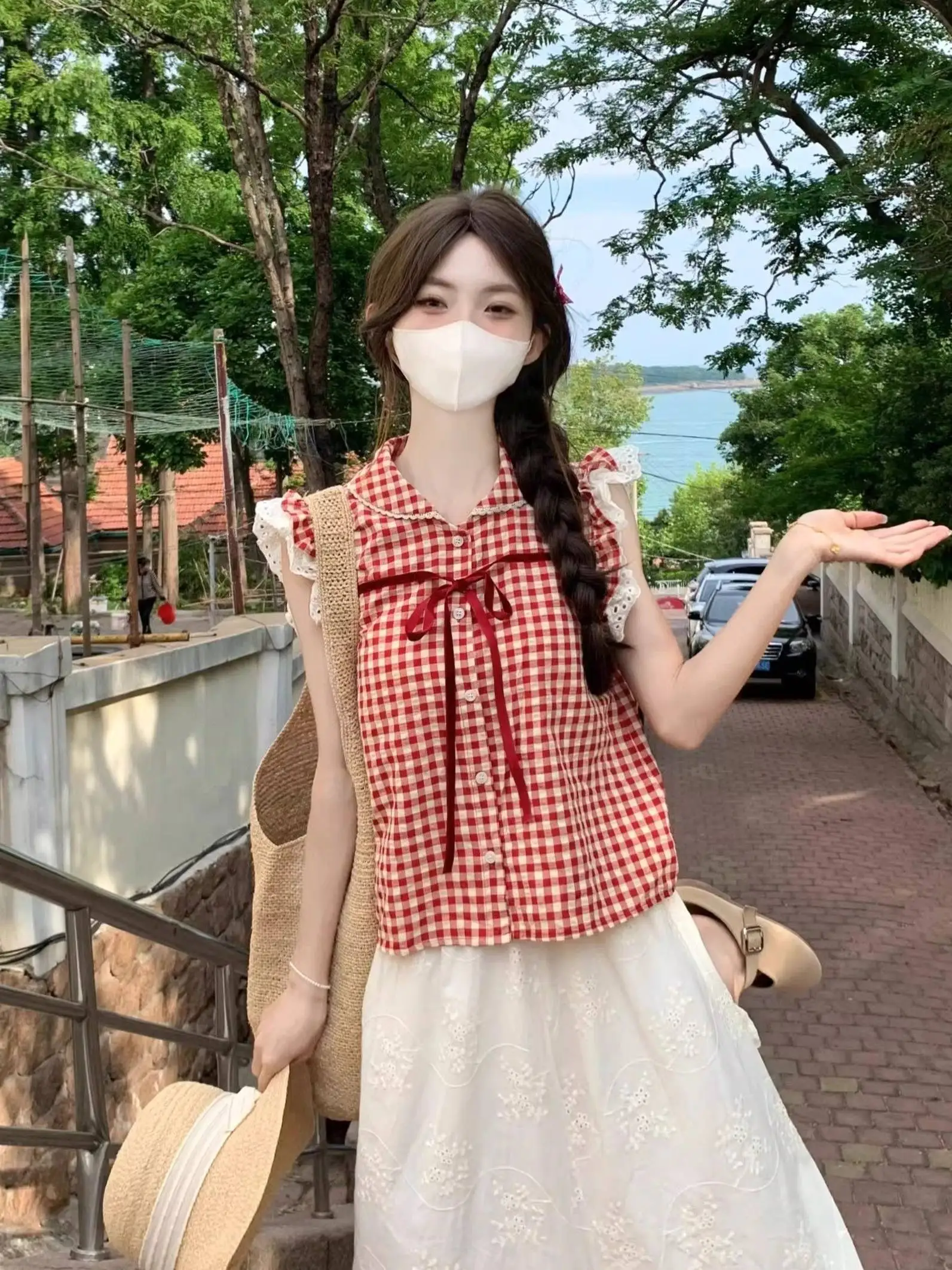 

Красная клетчатая рубашка женская летняя, в корейском стиле, с милым воротником-куклой, рукавами-крылышками, свободного кроя, с кружевным узлом