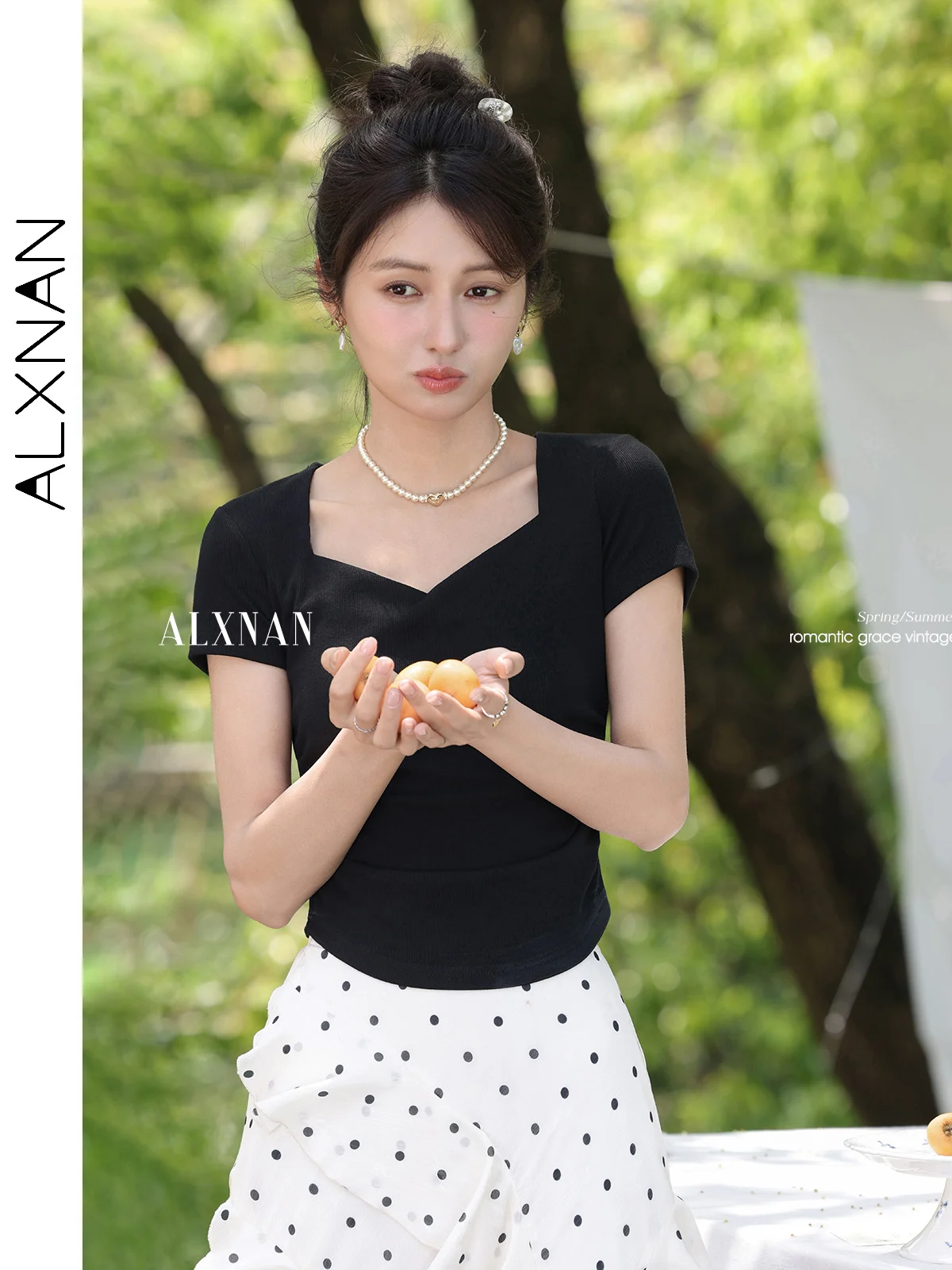

ALXNAN Women's Black T-shirt Square Collar Short Sleeve T-shirt 2025 Trend Summer Elegant Casual Slim-fit Tops Ladies New L55393