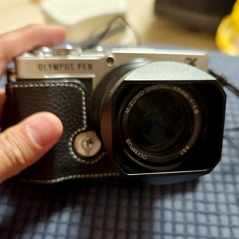 オリンパス-mzuiko-デジタル-45mm-f-18-メタルバヨネットスクエアレンズフード用デザイン、メタルキャップ付き