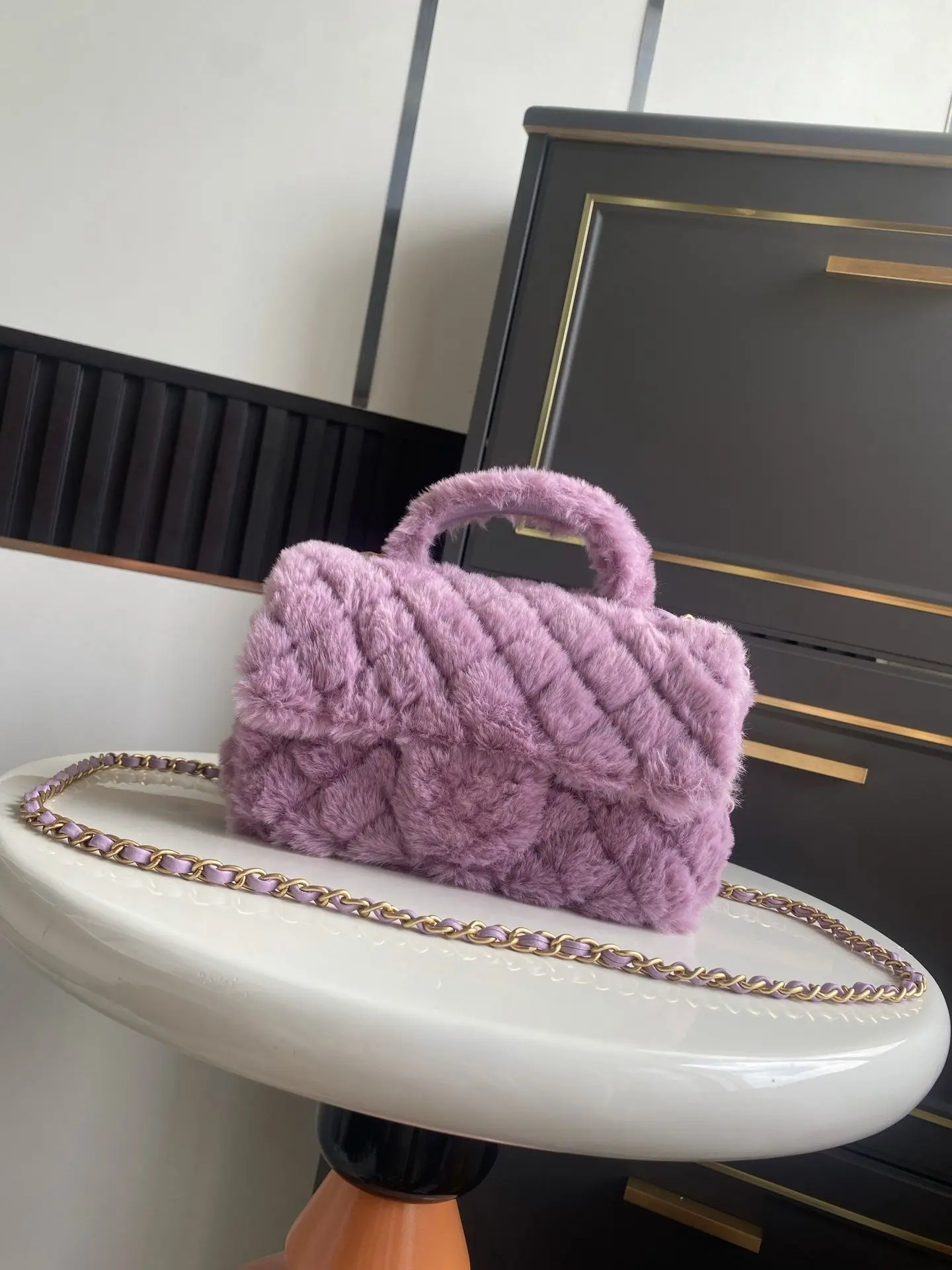 

Luxurious lavender quilted chain bag – a high-end plush crossbody bag designed for elegant women.YD