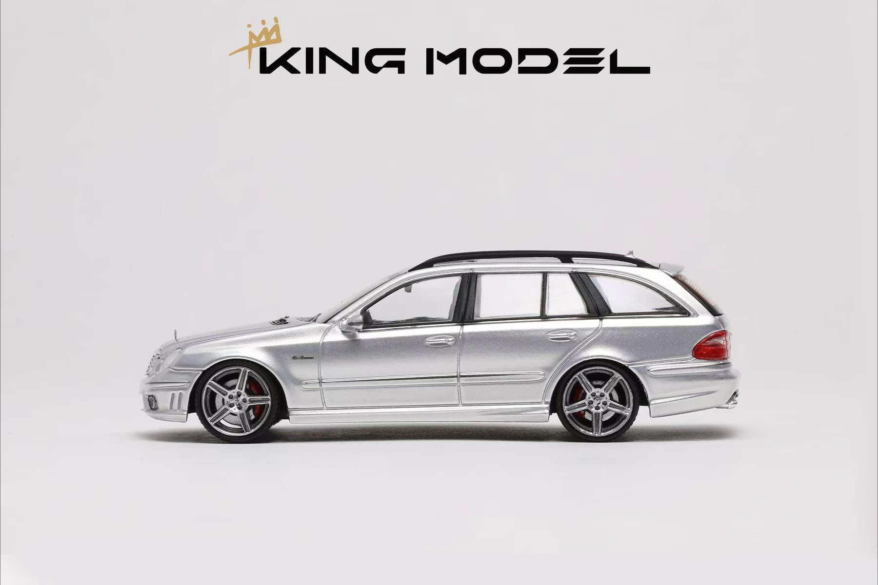 **Pre-order **Kingmodel 1:64 E63 Wagon W211 BlackWhite Diecast Model Car