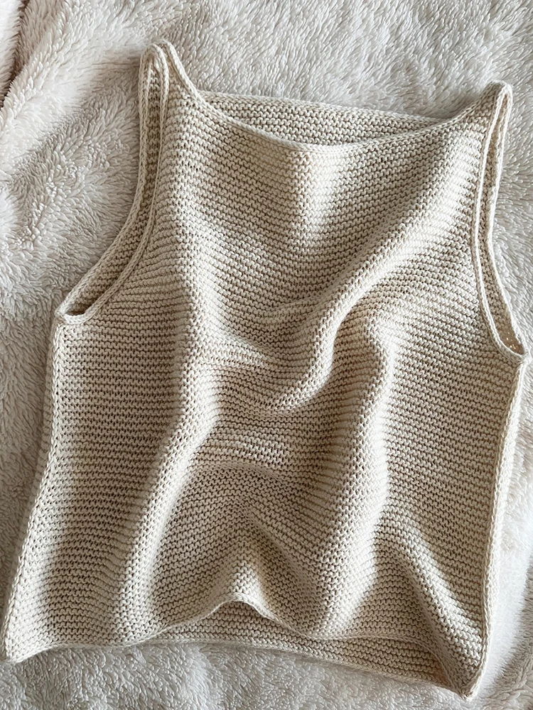 

A simple, vintage-style solid-color crew-neck tank top that’s versatile and practical, perfect for spring, summer, and fall.