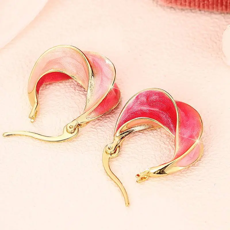 Huitan Ästhetisches Wellen-Design für Damen, Creolen für Verlobung, Hochzeit, elegante Accessoires, süße Party, bezaubernder Schmuck, Geschenk